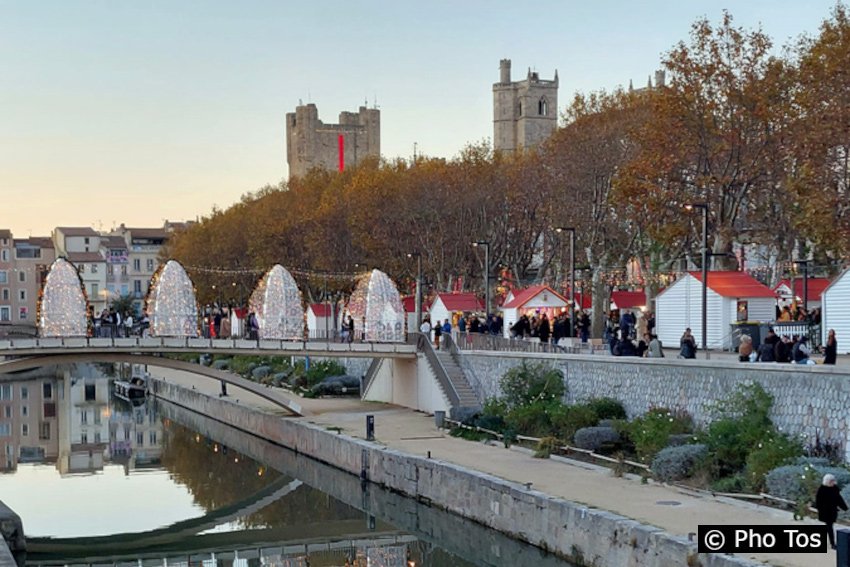 3/3. Canal de la Robine : marché de Noël et pont décoré. Dim 04.12.2022.